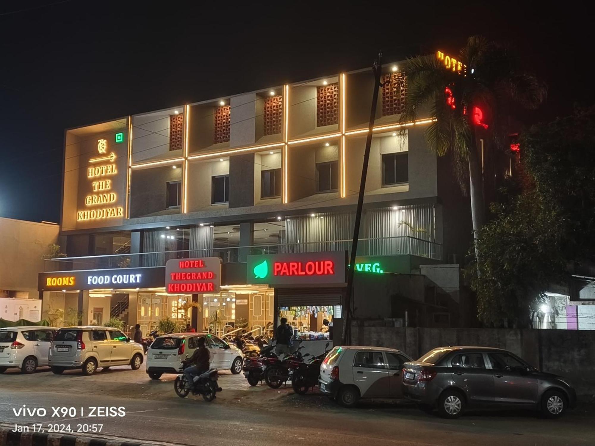 Hotel The Grand Khodiyar Visnagar Exterior foto